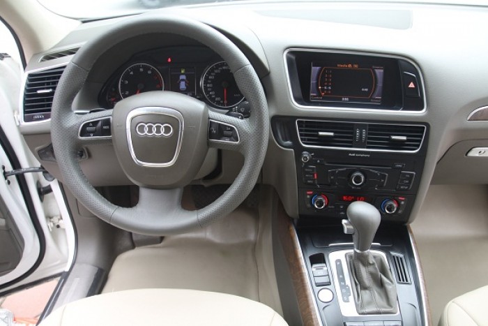 Audi Q5 2.0 sản xuất 2010. Xe nhập khẩu nguyên chiếc, màu trắng, nội thất kem.