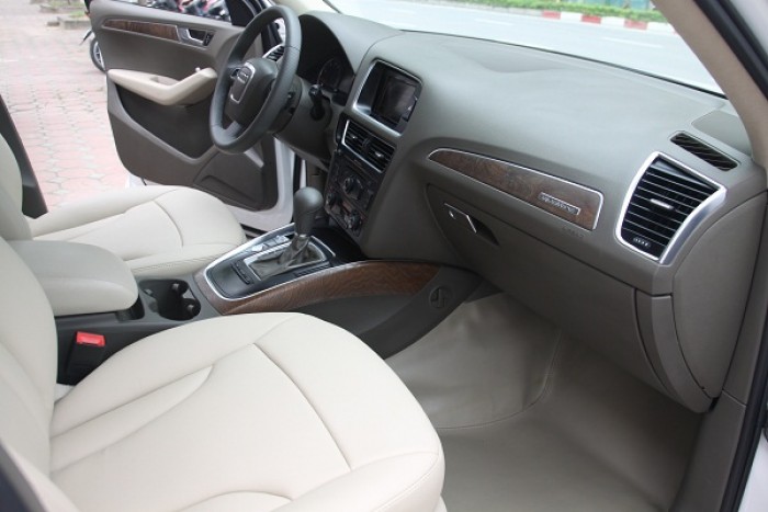 Audi Q5 2.0 sản xuất 2010. Xe nhập khẩu nguyên chiếc, màu trắng, nội thất kem.
