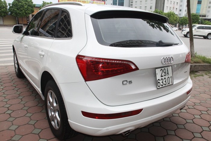 Audi Q5 2.0 sản xuất 2010. Xe nhập khẩu nguyên chiếc, màu trắng, nội thất kem.