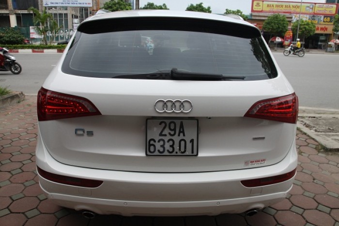 Audi Q5 2.0 sản xuất 2010. Xe nhập khẩu nguyên chiếc, màu trắng, nội thất kem.