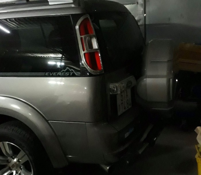 Cần bán chiếc xe Ford Everest Limited 2011 số tự động màu bạc