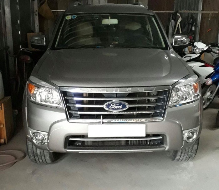 Cần bán chiếc xe Ford Everest Limited 2011 số tự động màu bạc