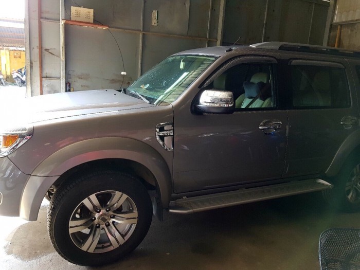 Cần bán chiếc xe Ford Everest Limited 2011 số tự động màu bạc