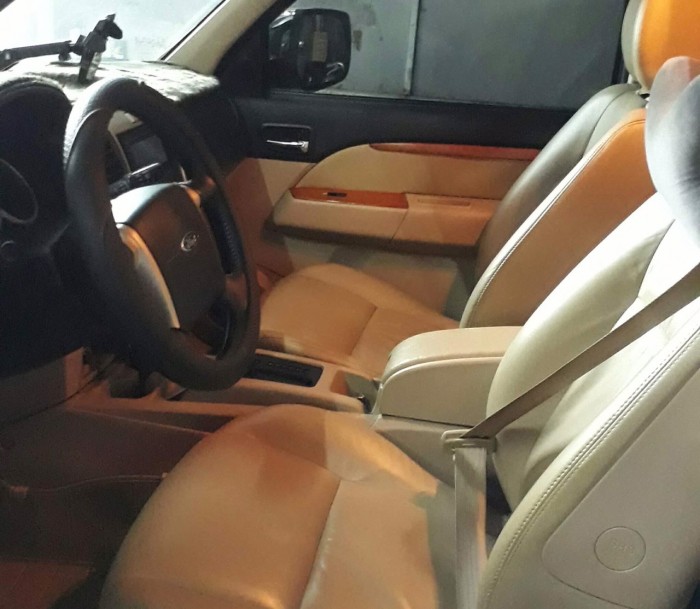 Cần bán chiếc xe Ford Everest Limited 2011 số tự động màu bạc