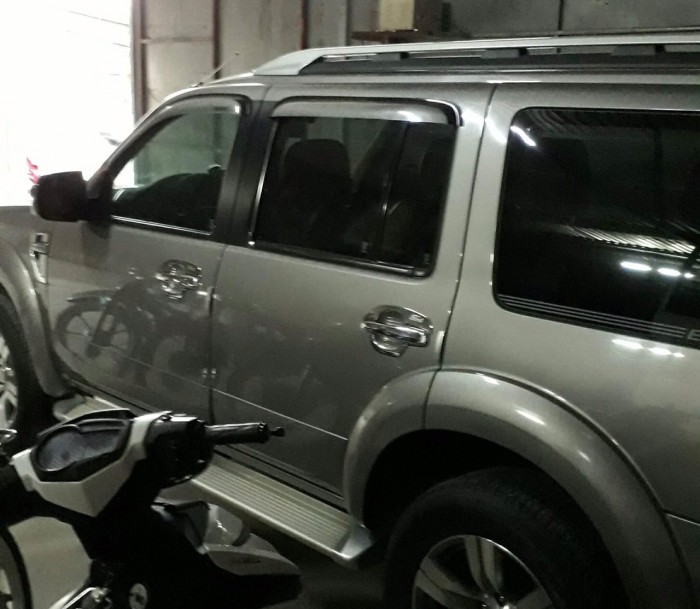 Cần bán chiếc xe Ford Everest Limited 2011 số tự động màu bạc