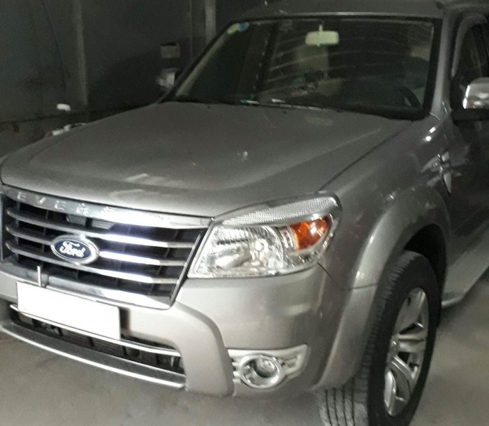 Cần bán chiếc xe Ford Everest Limited 2011 số tự động màu bạc