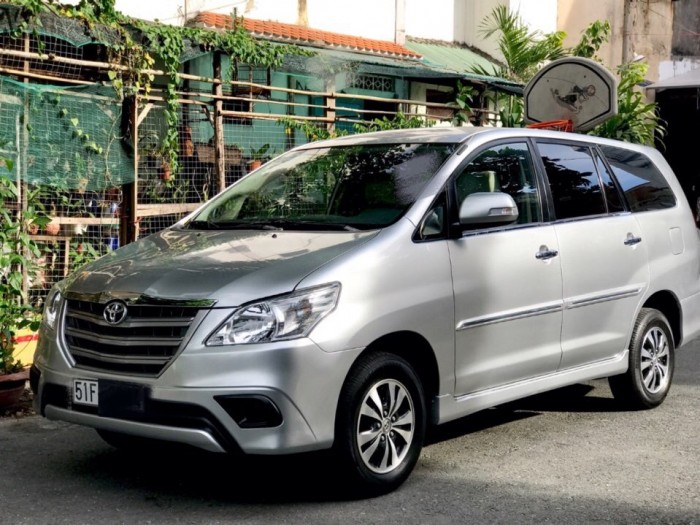 Cần bán Toyota Innova 2.0E cuối 2015 màu bạc cực đẹp