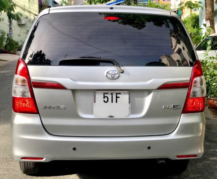 Cần bán Toyota Innova 2.0E cuối 2015 màu bạc cực đẹp