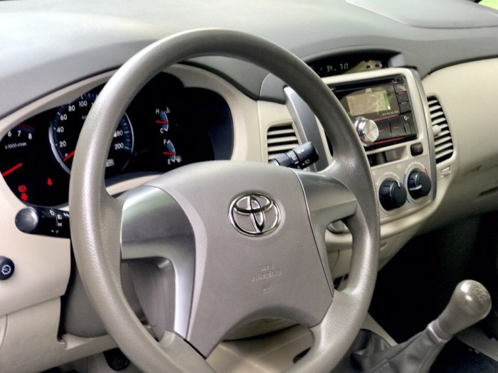 Cần bán Toyota Innova 2.0E cuối 2015 màu bạc cực đẹp