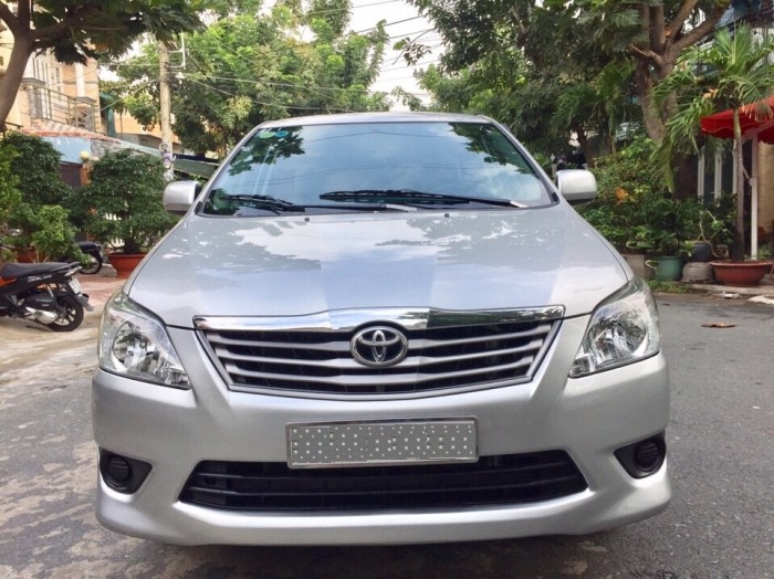 Cần bán Toyota Innova 2.0E cuối 2013 bản 2 phao màu bạc cực đẹp
