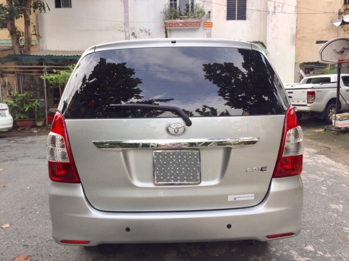 Cần bán Toyota Innova 2.0E cuối 2013 bản 2 phao màu bạc cực đẹp
