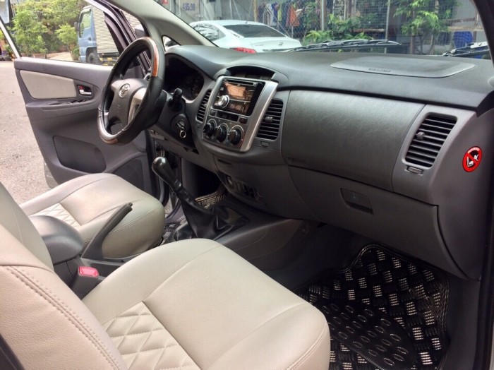 Cần bán Toyota Innova 2.0E cuối 2013 bản 2 phao màu bạc cực đẹp