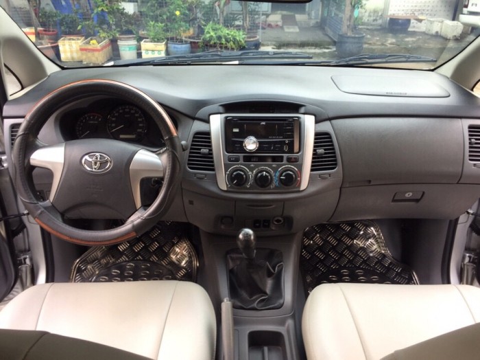 Cần bán Toyota Innova 2.0E cuối 2013 bản 2 phao màu bạc cực đẹp