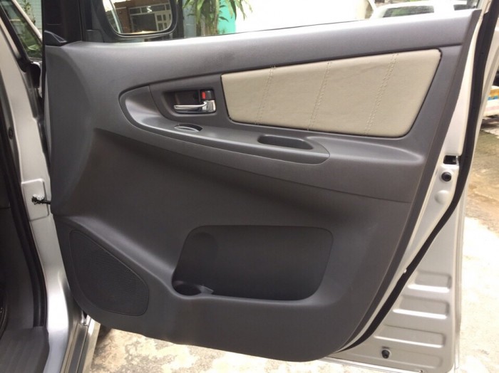 Cần bán Toyota Innova 2.0E cuối 2013 bản 2 phao màu bạc cực đẹp