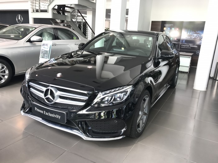 Bán Mercedes C300 AMG 2017 màu Đen chạy lướt giá cực tốt