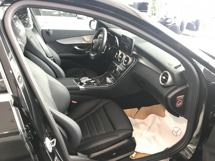 Bán Mercedes C300 AMG 2017 màu Đen chạy lướt giá cực tốt