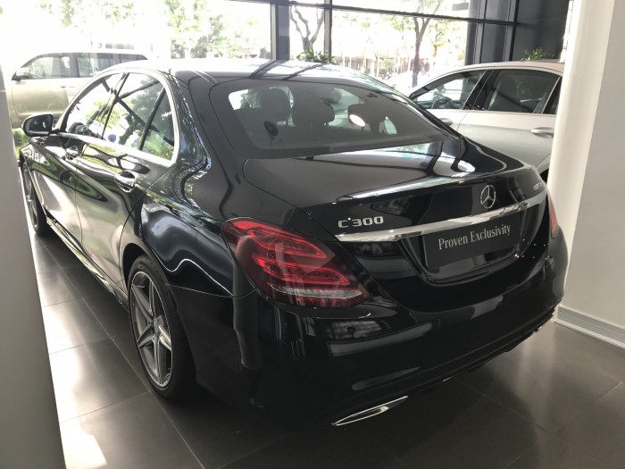 Bán Mercedes C300 AMG 2017 màu Đen chạy lướt giá cực tốt