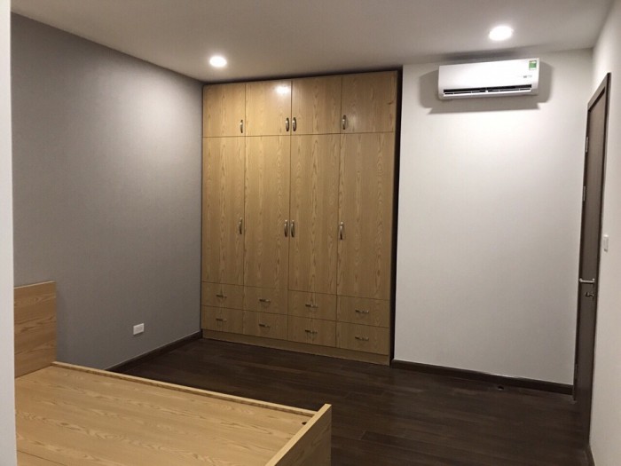 Cho thuê căn hộ 104m2 tầng trung,3 ngủ, có sẵn nội thất,giá chỉ như căn 2 ngủ thô.