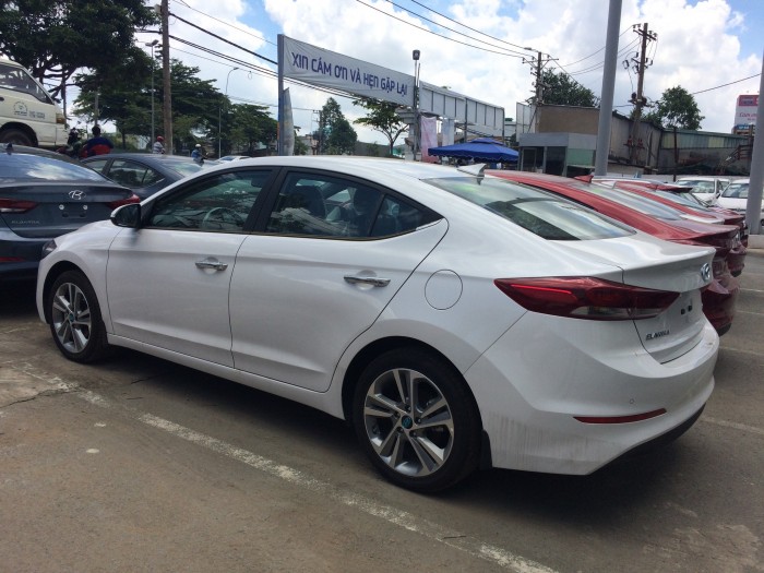 Hyundai Elantra KM hơn 80 triệu