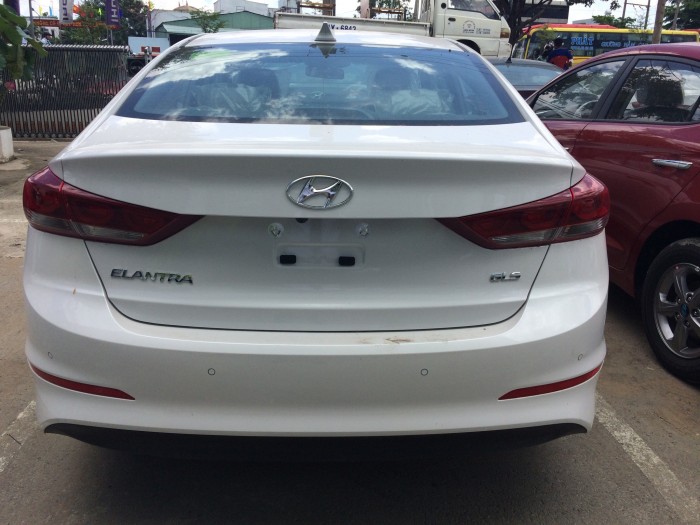 Hyundai Elantra KM hơn 80 triệu