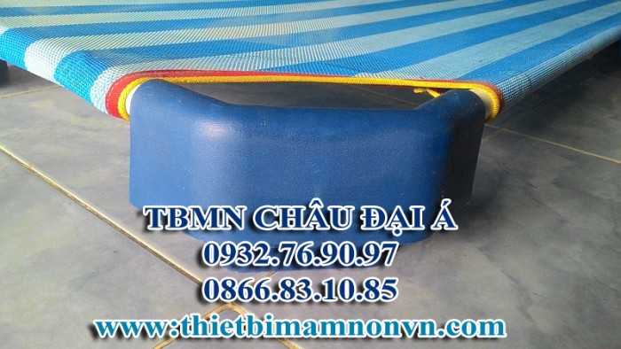 giường vải lưới, sợi textilen rất bên dai, khung giường làm bằng kẽm dày 1,2li, chống hoen gỉ. Chân giường làm bằng nhựa đúc nhập khẩu màu xanh dương đẹp, đều màu, màu sắc tươi. 2 cây ngang làm bằng innox tạo độ chắc chắn nâng đỡ giường không chạm đất.