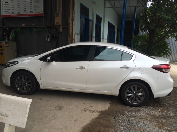 Bán Kia K3 1.6MT số sàn, đời 2016, màu trắng, xe đẹp, còn thơm mùi mới 542tr, bao test