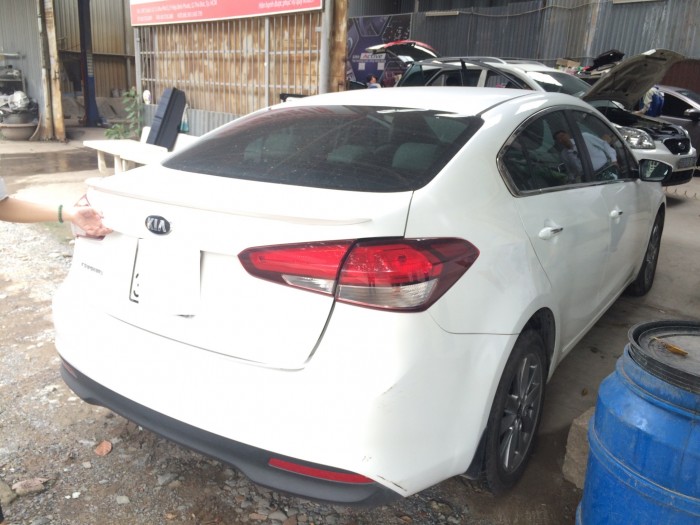 Bán Kia K3 1.6MT số sàn, đời 2016, màu trắng, xe đẹp, còn thơm mùi mới 542tr, bao test