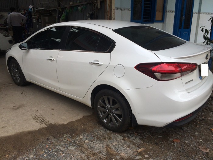 Bán Kia K3 1.6MT số sàn, đời 2016, màu trắng, xe đẹp, còn thơm mùi mới 542tr, bao test