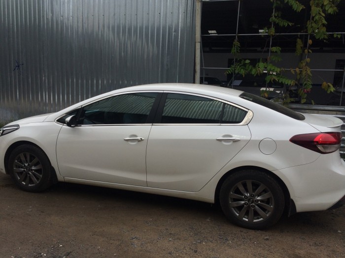 Bán Kia K3 1.6MT số sàn, đời 2016, màu trắng, xe đẹp, còn thơm mùi mới 542tr, bao test