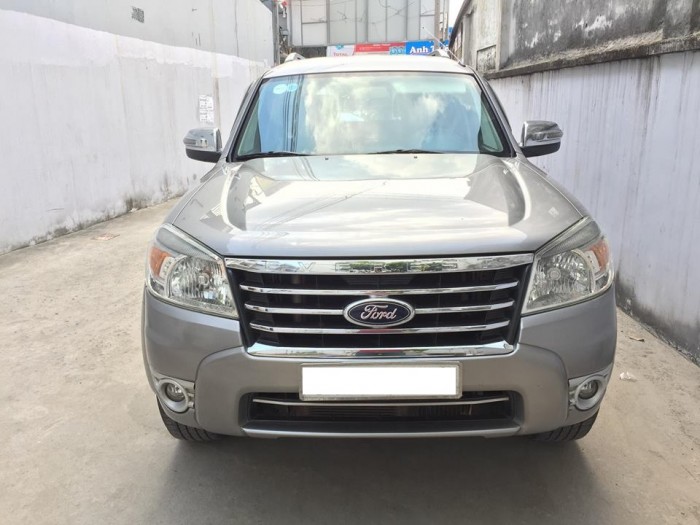 Nhà kẹt tiền cần bán xe Ford Everest Limited 2012 số tự động xe máy dầu