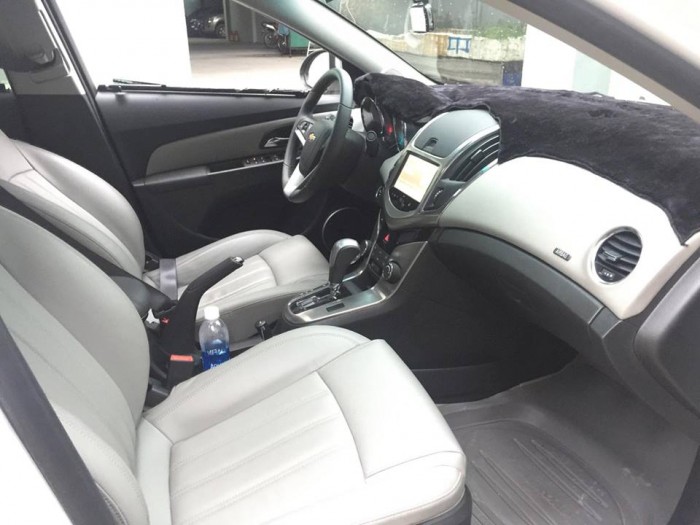 Nhà cần bán xe Chevrolet Cruze LTZ 2016 số tự động màu trắng