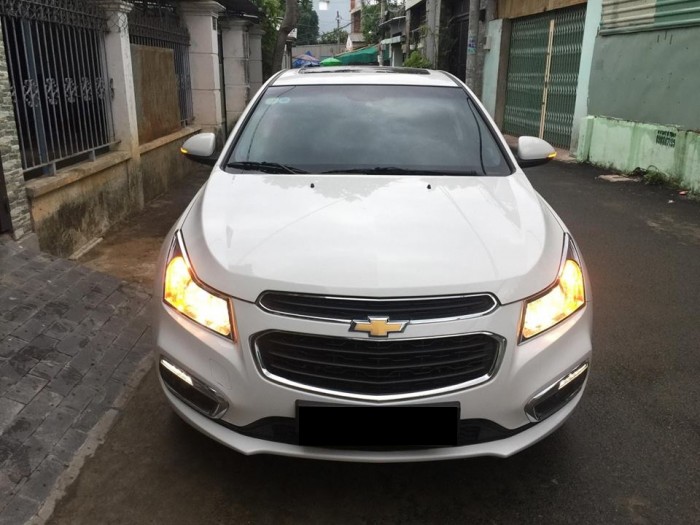 Nhà cần bán xe Chevrolet Cruze LTZ 2016 số tự động màu trắng