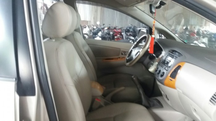 Bán Innova 2010 số sàn màu vàng cát