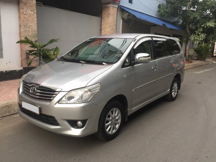 Nhà mình cần bán xe Toyota Innova 2013 2.0V số tự động màu vàng