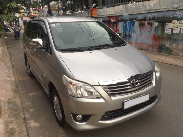 Nhà mình cần bán xe Toyota Innova 2013 2.0V số tự động màu vàng