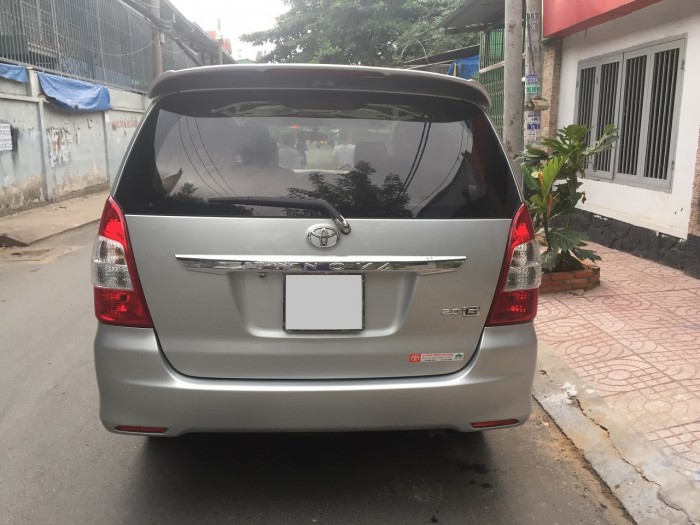 Nhà mình cần bán xe Toyota Innova 2013 2.0V số tự động màu vàng