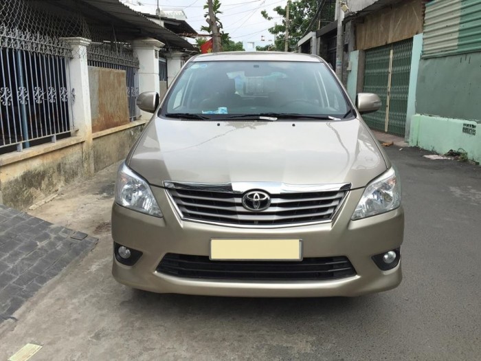 Nhà mình cần bán xe Toyota Innova 2013 2.0V số tự động màu vàng