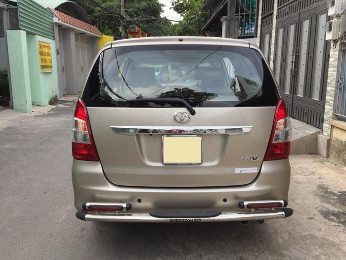 Nhà mình cần bán xe Toyota Innova 2013 2.0V số tự động màu vàng