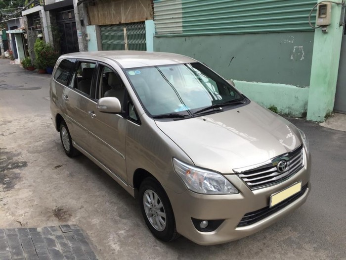 Nhà mình cần bán xe Toyota Innova 2013 2.0V số tự động màu vàng