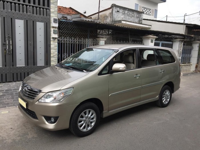 Nhà mình cần bán xe Toyota Innova 2013 2.0V số tự động màu vàng