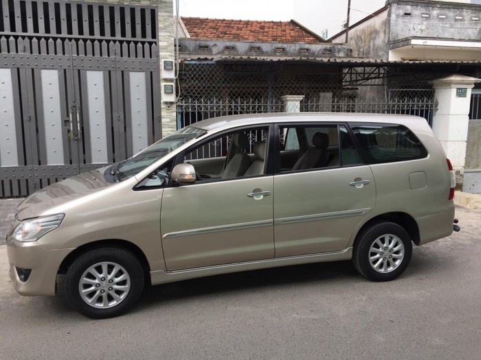 Nhà mình cần bán xe Toyota Innova 2013 2.0V số tự động màu vàng