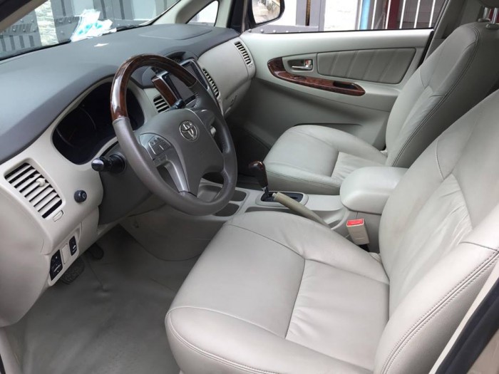 Nhà mình cần bán xe Toyota Innova 2013 2.0V số tự động màu vàng