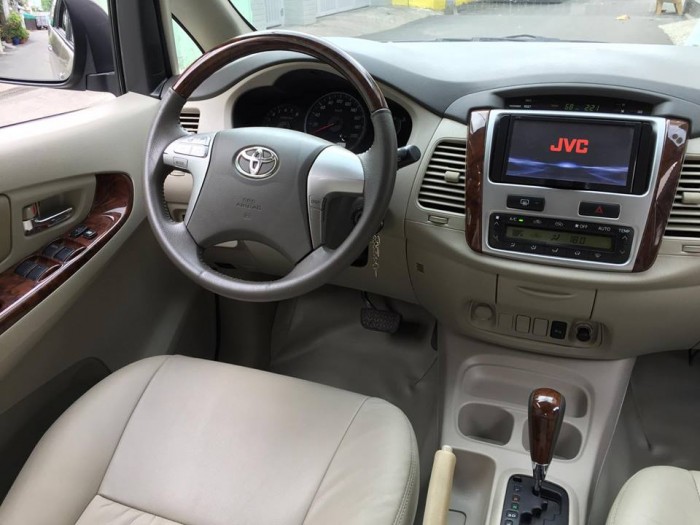 Nhà mình cần bán xe Toyota Innova 2013 2.0V số tự động màu vàng