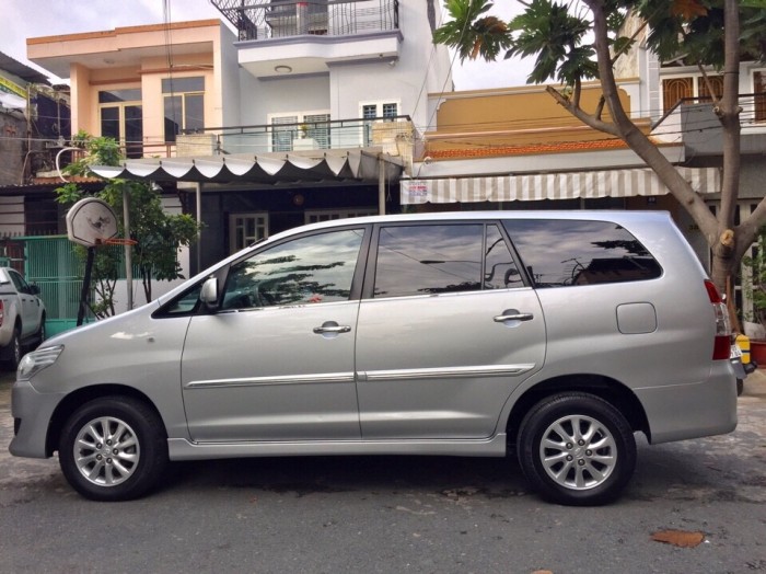 Bán Toyota Innova 2.0E 2012 form mới màu bạc cực đẹp