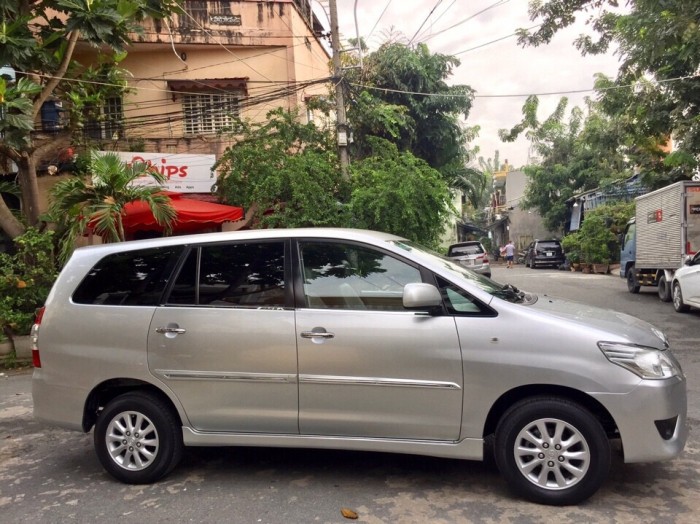 Bán Toyota Innova 2.0E 2012 form mới màu bạc cực đẹp
