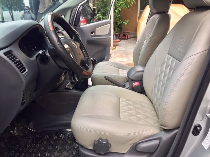 Bán Toyota Innova 2.0E 2012 form mới màu bạc cực đẹp