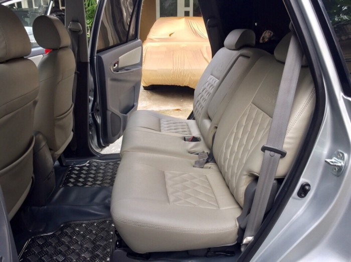 Bán Toyota Innova 2.0E 2012 form mới màu bạc cực đẹp