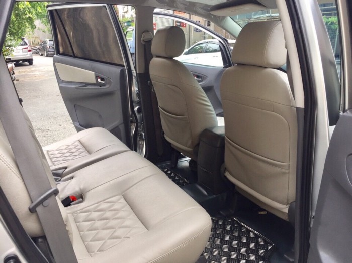 Bán Toyota Innova 2.0E 2012 form mới màu bạc cực đẹp