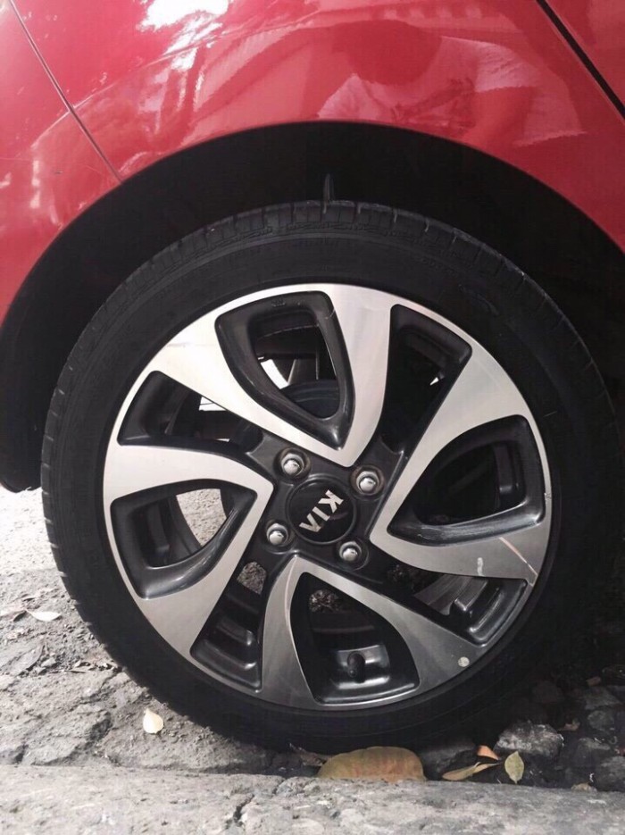 Nhà mình cần bán xe Kia Morning Si 2016 màu đỏ số tự động