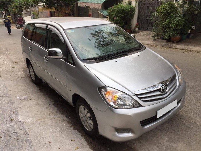 Cần bán xe Toyota Innova 2011 số sàn, màu bạc